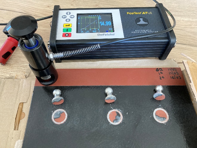 Mesure d'adhérence par traction sur plaque témoin selon ISO 4624 ou ISO 16276-1